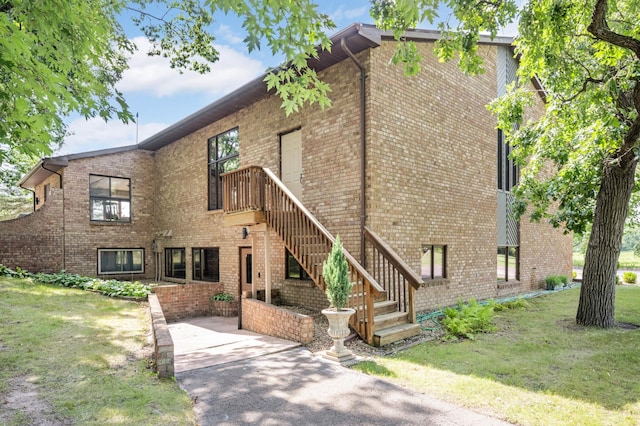 view of front of house with a front yard