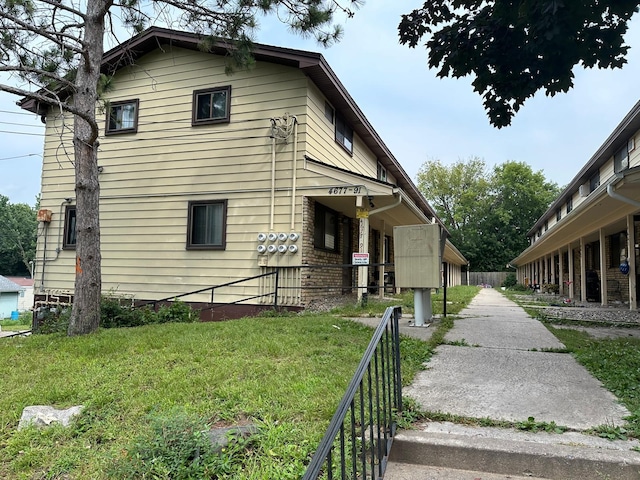 view of front of property featuring a front lawn