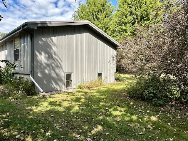 view of side of property featuring a lawn