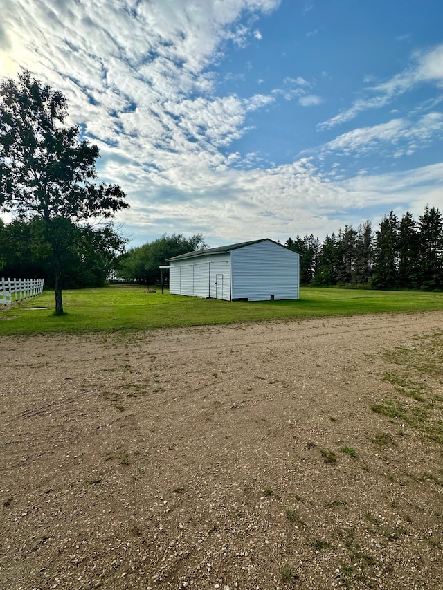 view of yard with an outbuilding