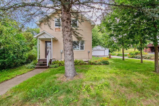 view of front of home featuring a front lawn and a garage