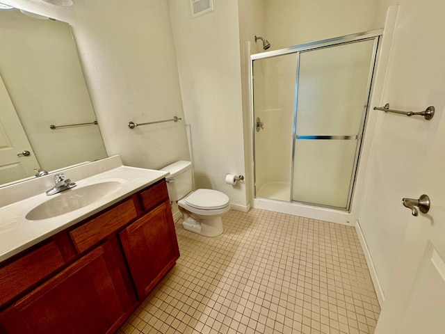 full bathroom featuring toilet, baseboards, visible vents, a shower stall, and vanity