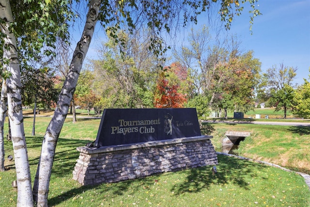 community / neighborhood sign featuring a lawn