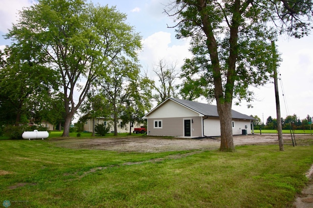 501 1st St NE, Hankinson, ND 58041 - view of side of property with a lawn