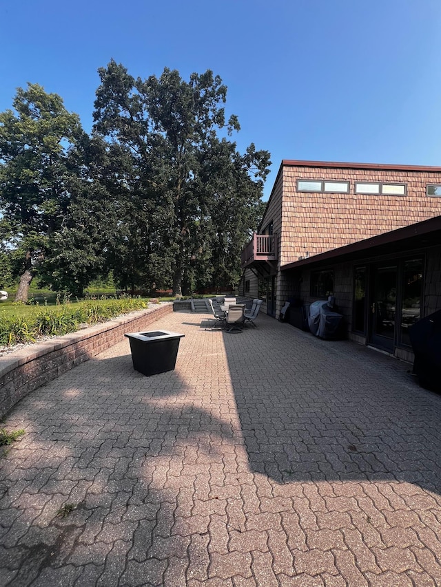 view of patio with a fire pit