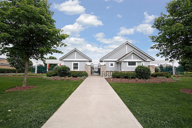 view of front of property featuring a front lawn