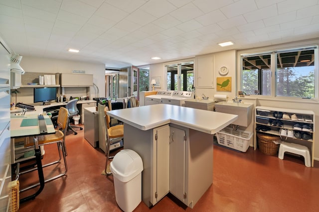 kitchen with sink, a kitchen breakfast bar, and a center island