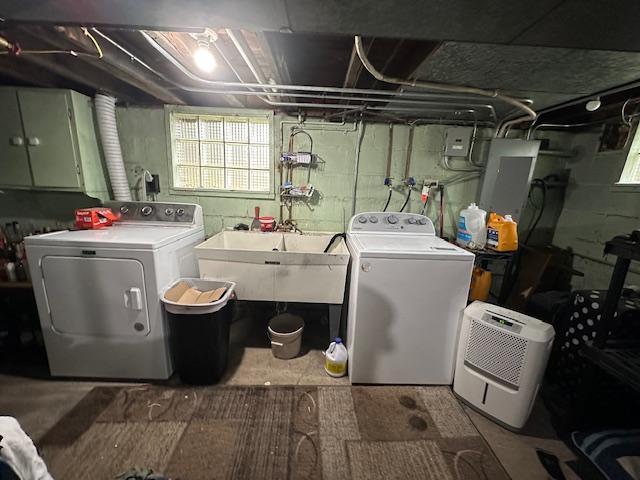 laundry area featuring sink and washing machine and dryer