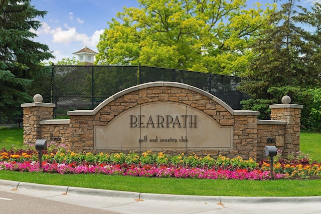 view of community / neighborhood sign