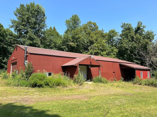 exterior space featuring an outbuilding and a front yard