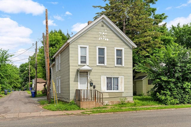 view of front property