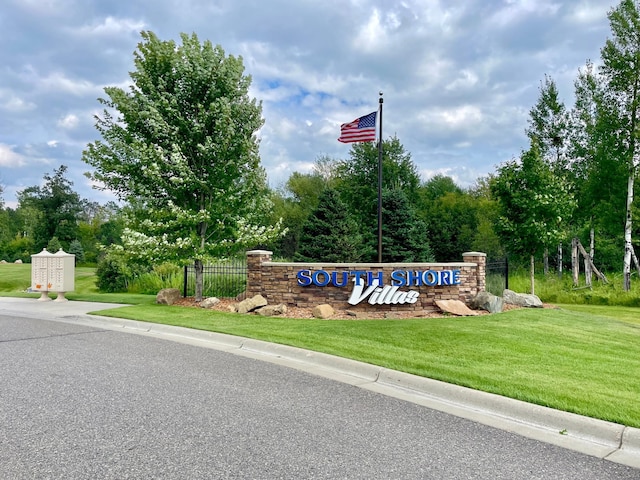 community sign with a lawn