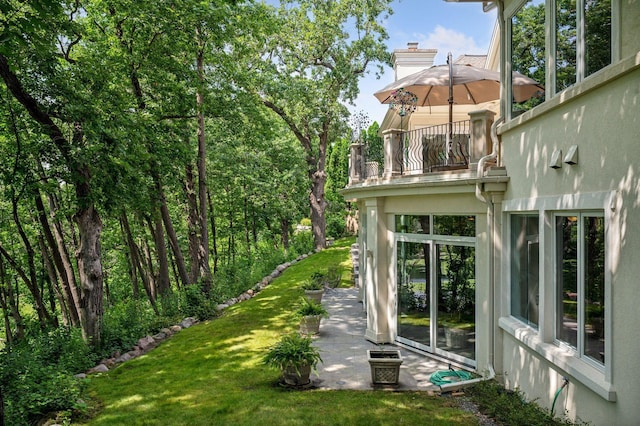 view of yard with a balcony