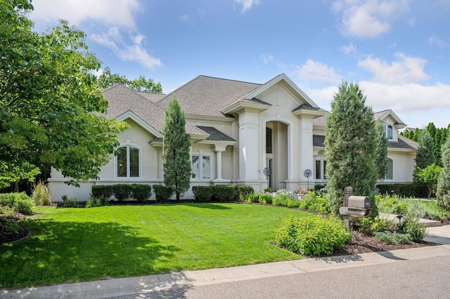 view of front of property featuring a front lawn