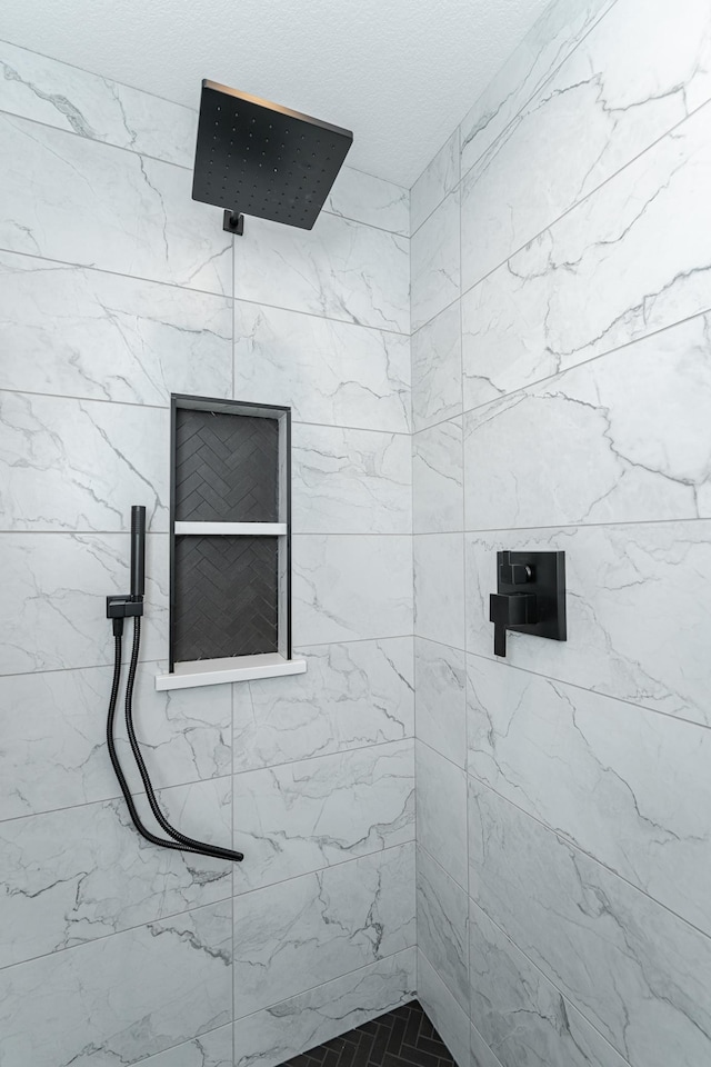 full bath with tiled shower