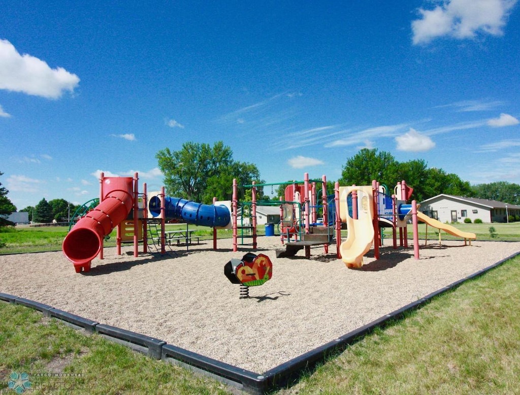 105 Pine Dr, Hankinson, ND 58041