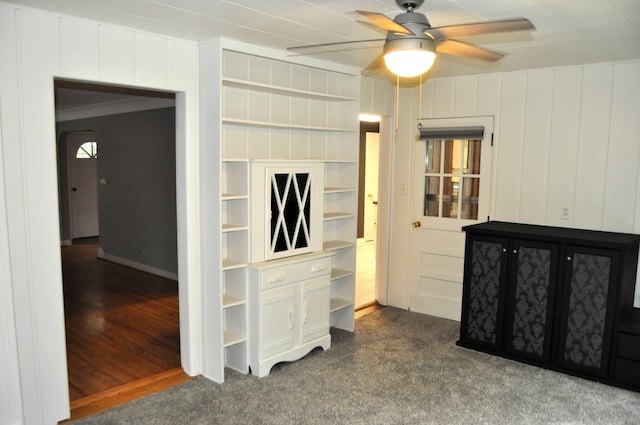 living room with carpet and ceiling fan