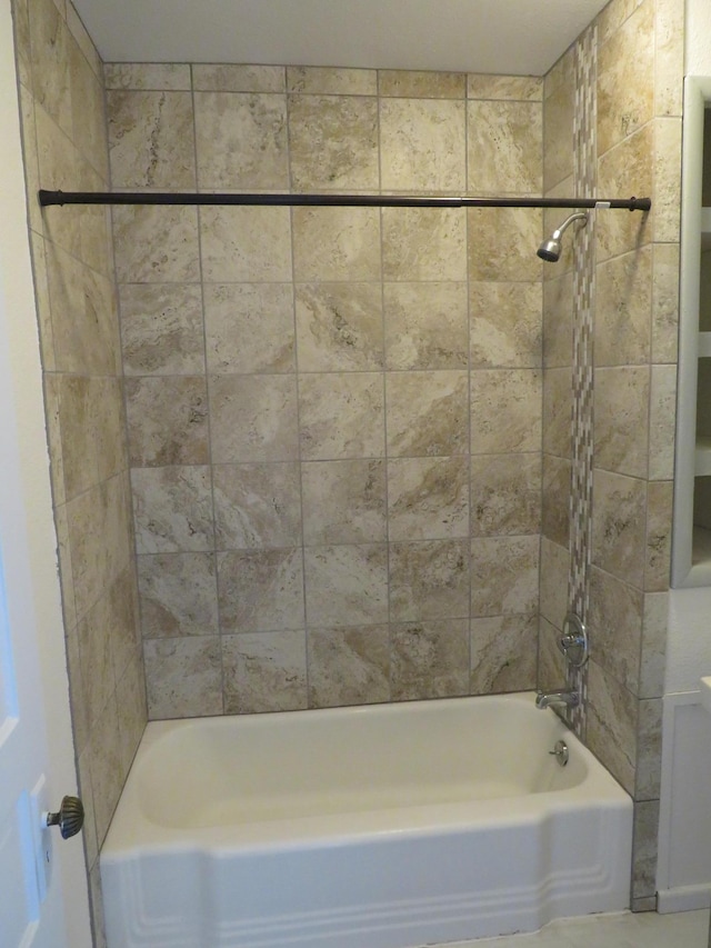 bathroom with tiled shower / bath