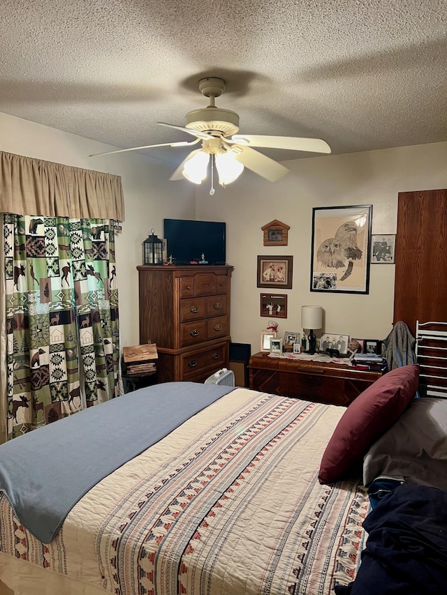 bedroom featuring ceiling fan and a textured ceiling