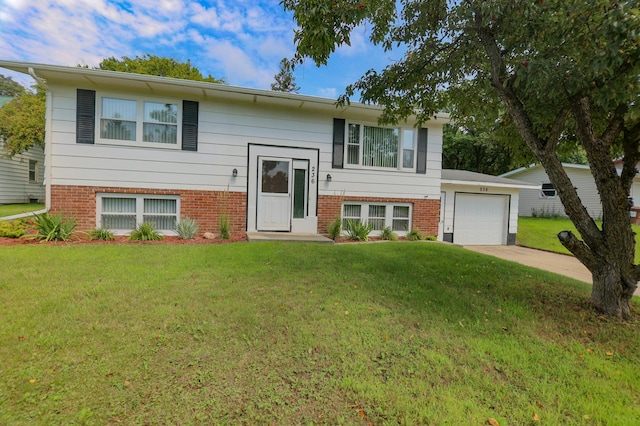 split foyer home featuring a front lawn