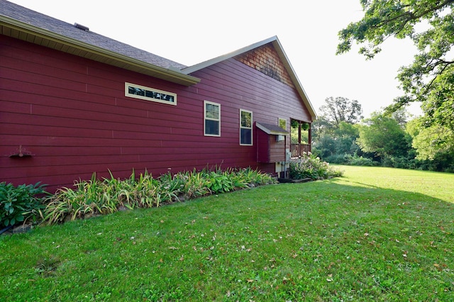 view of side of property featuring a lawn