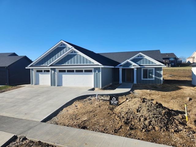 view of front facade featuring a garage