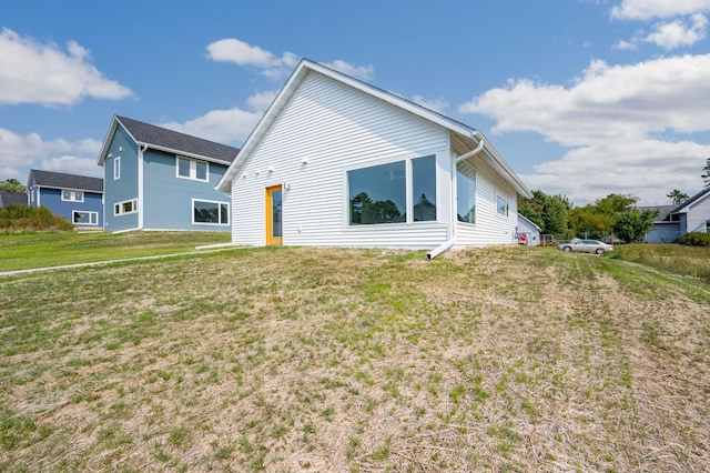 view of front of property featuring a front yard