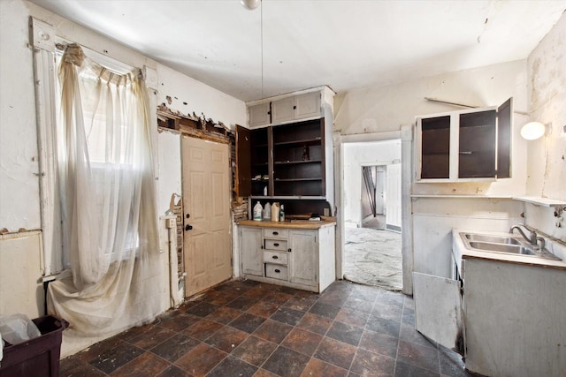 bathroom featuring sink