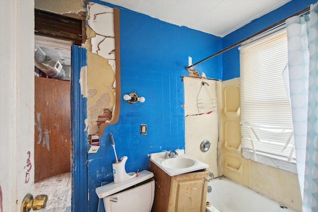 full bathroom featuring vanity, toilet, and shower / tub combo with curtain