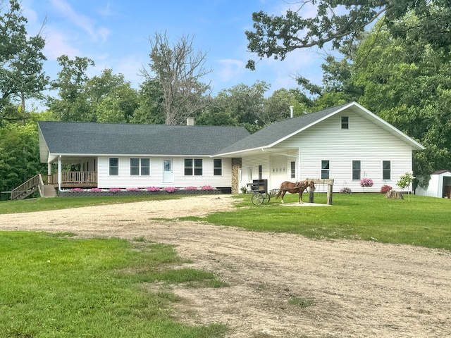 view of front facade featuring covered porch and a front yard