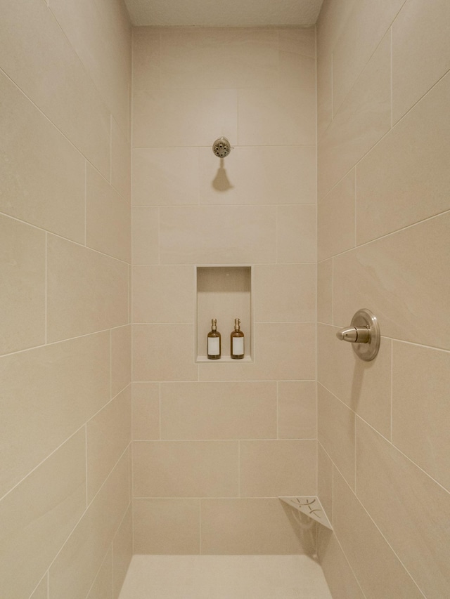 bathroom featuring tiled shower