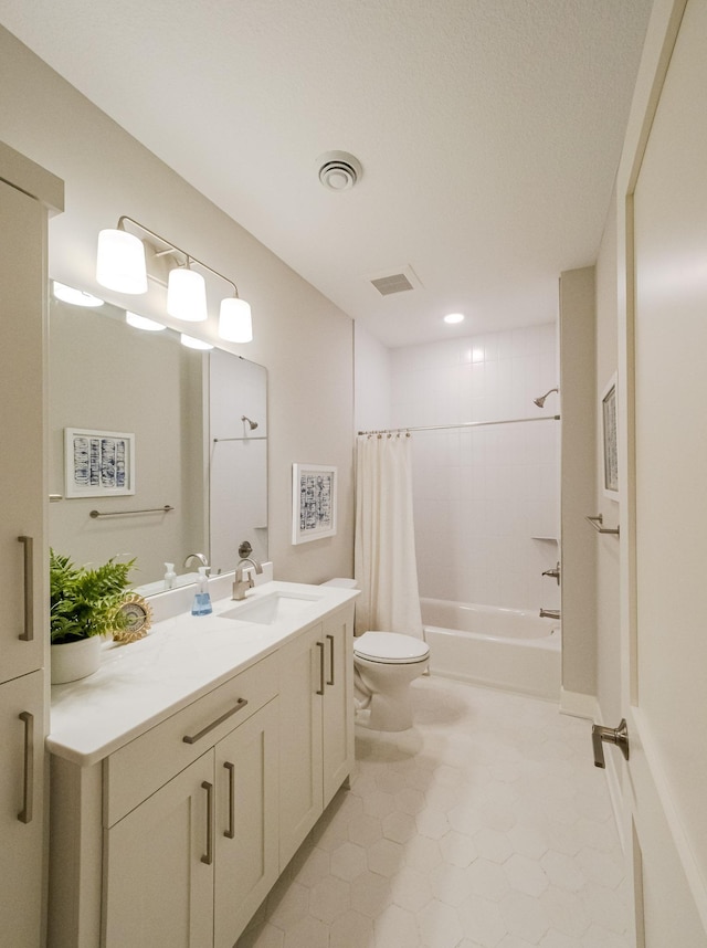 full bath with visible vents, vanity, toilet, and shower / bath combo with shower curtain