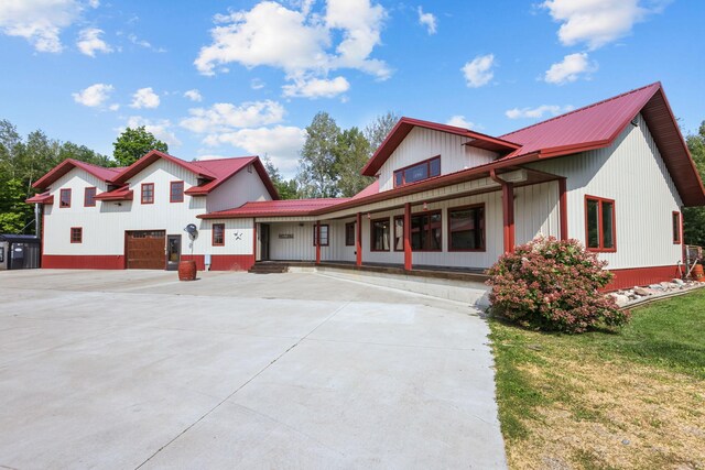 view of front of property featuring a front lawn