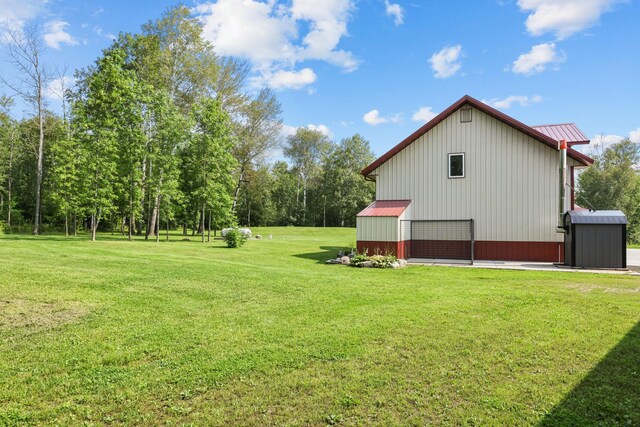 view of yard with a shed