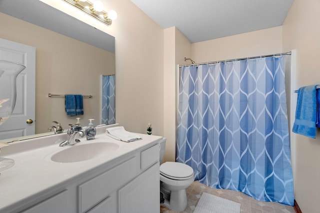 bathroom featuring a shower with curtain, a textured ceiling, vanity, and toilet