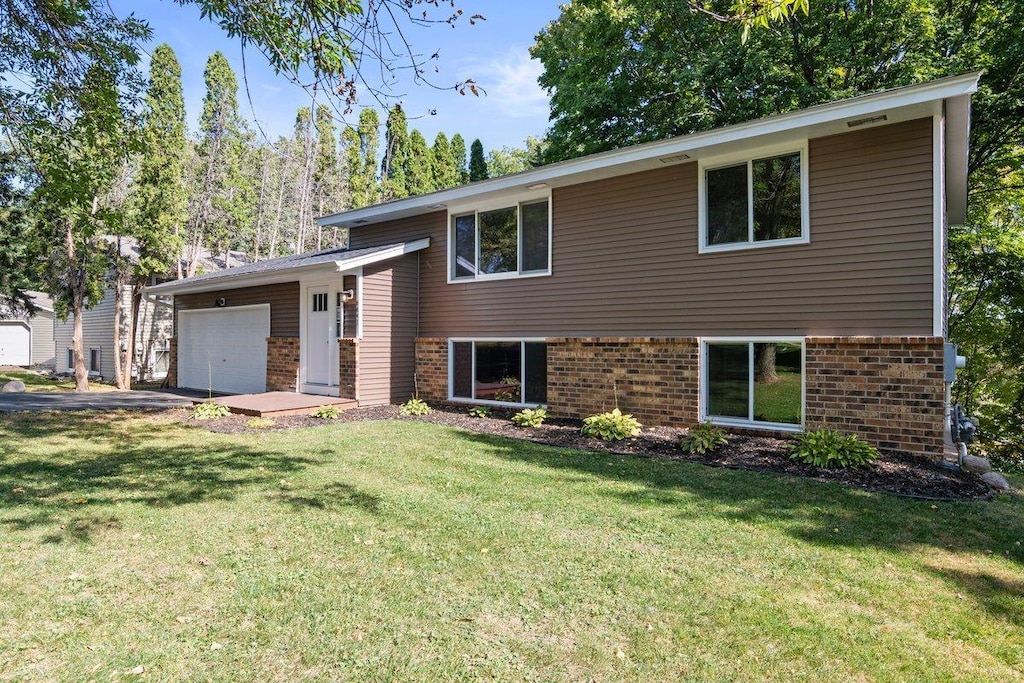 split level home with a front lawn