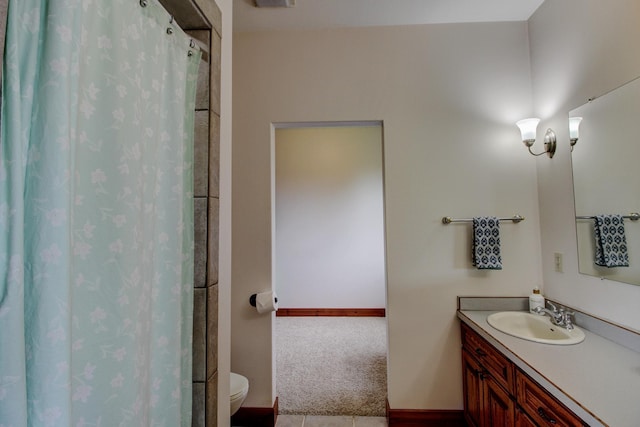 bathroom featuring toilet, curtained shower, baseboards, and vanity