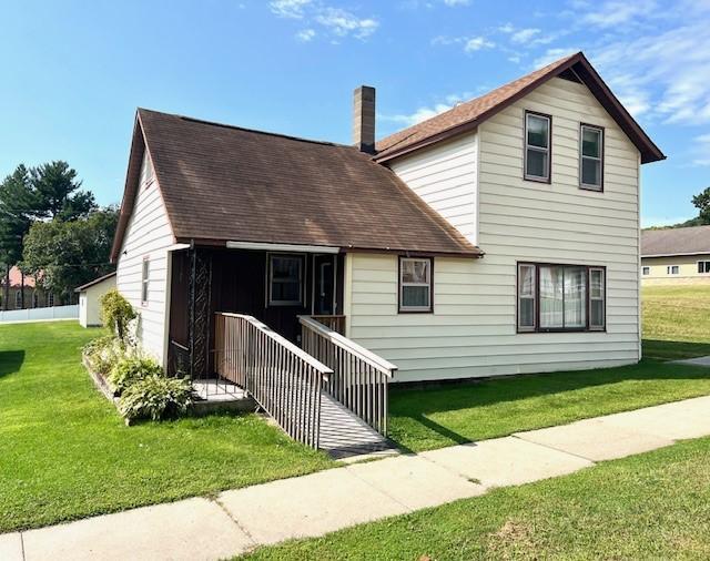 view of front of home featuring a front lawn