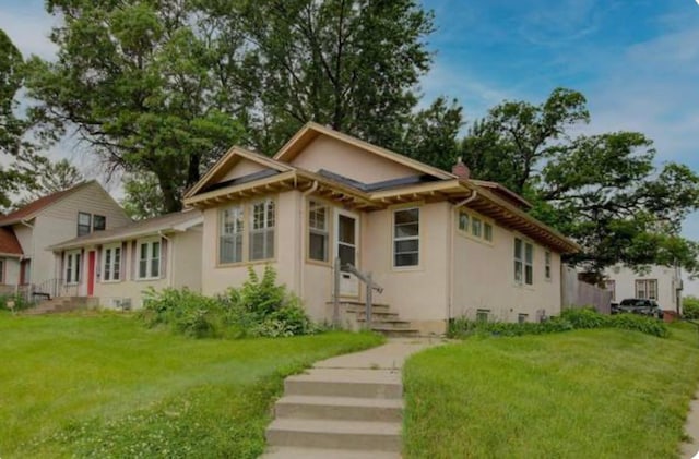 view of front of property featuring a front lawn