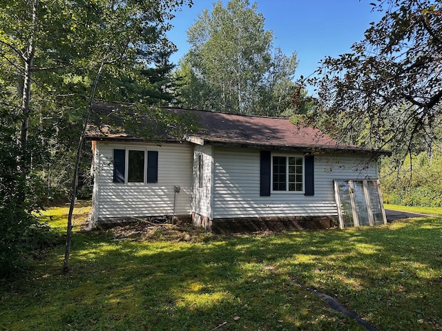 single story home featuring a front yard