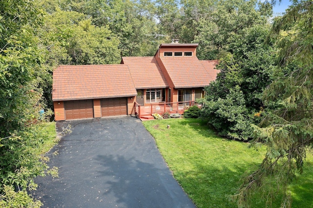 view of front facade with a garage and a front lawn