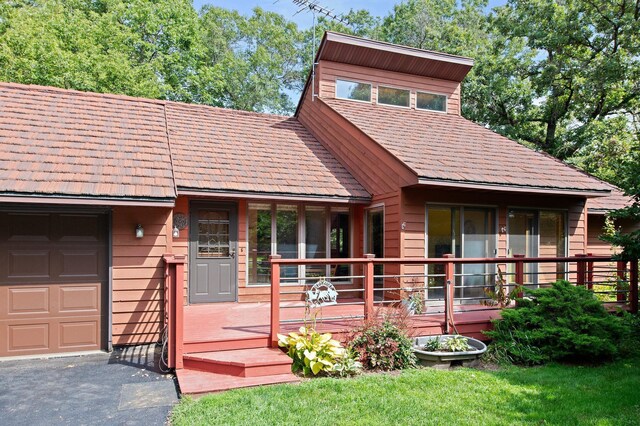 view of front facade featuring a front yard and a garage