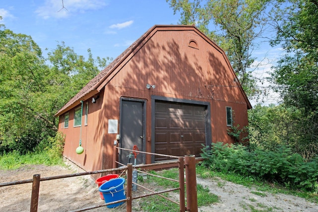 view of outdoor structure with an outbuilding