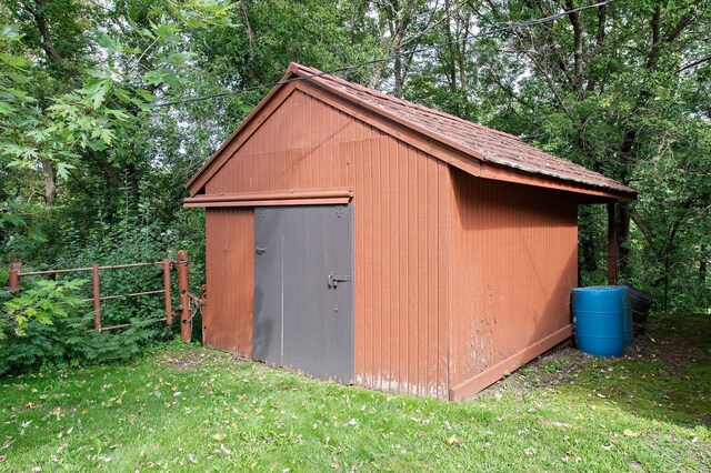 view of outdoor structure with a yard