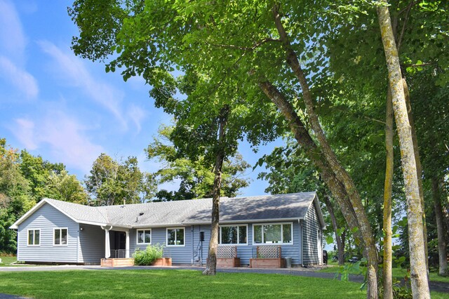 ranch-style home featuring a front lawn