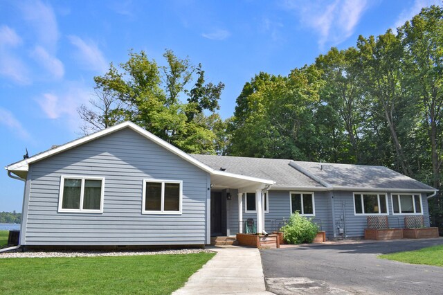 single story home with a front yard