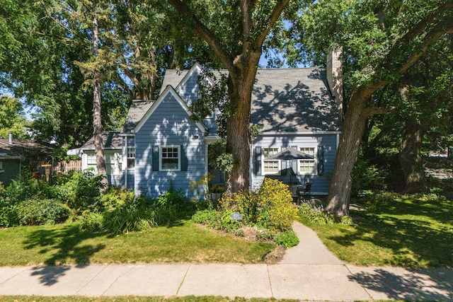 view of front of property with a front lawn