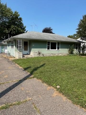 view of front facade with a front lawn