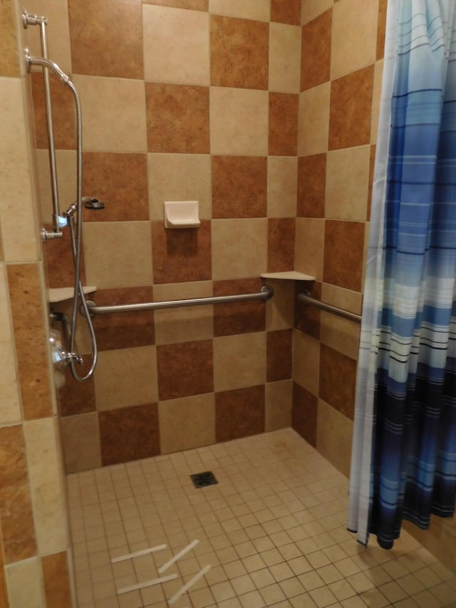 bathroom featuring a shower with shower curtain