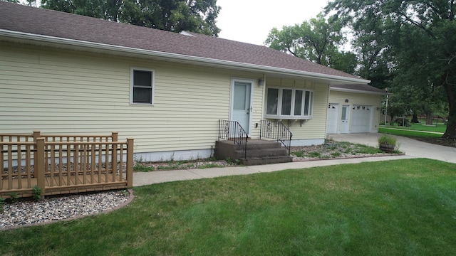 view of front of property featuring a garage and a front yard